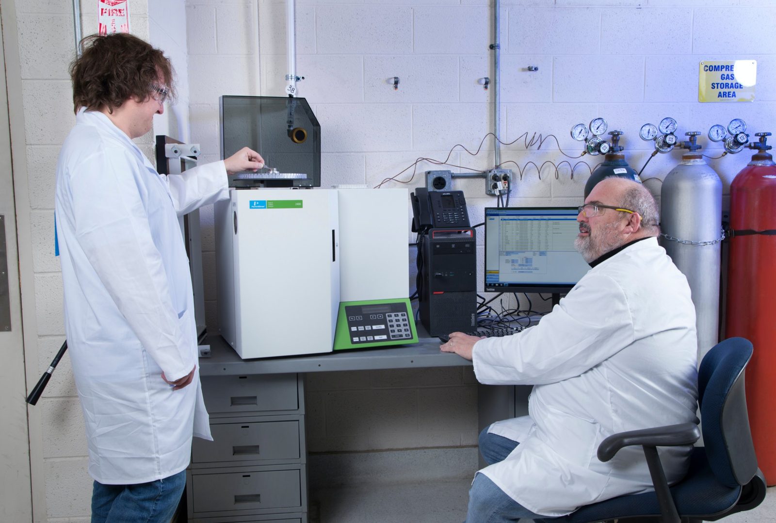 Two MSC chemists at an elemental analyzer