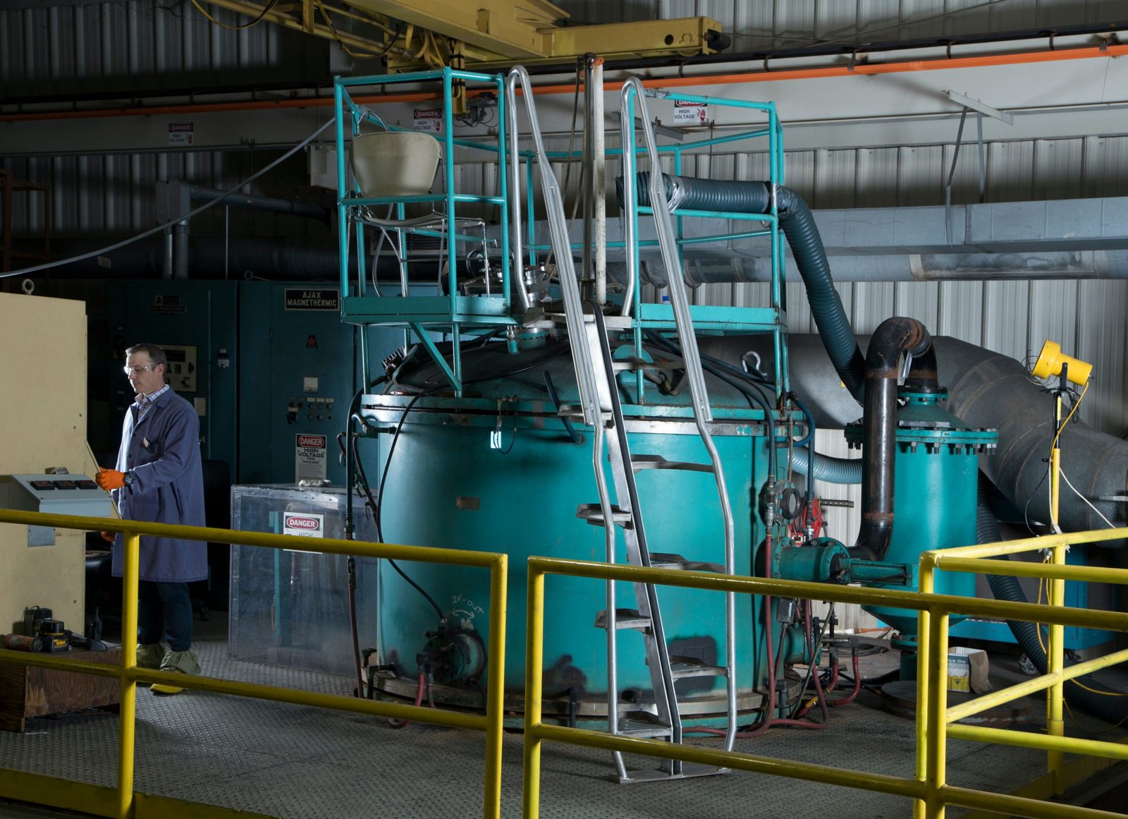 Vacuum induction melting furnace